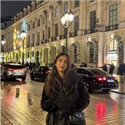 Étudiante à domicile qui apporte un soutien scolaire du niveau primaire jusqu’en 4 ème